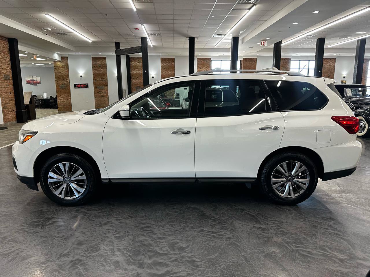 Used 2018 Nissan Pathfinder SV w/ SV Tech Package AWD/4WD image 8