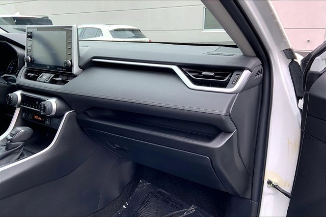 Used 2022 Toyota RAV4 XLE Premium image 16