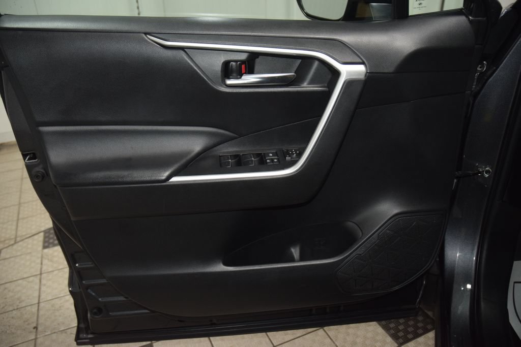 Used 2022 Toyota RAV4 XLE FWD image 45