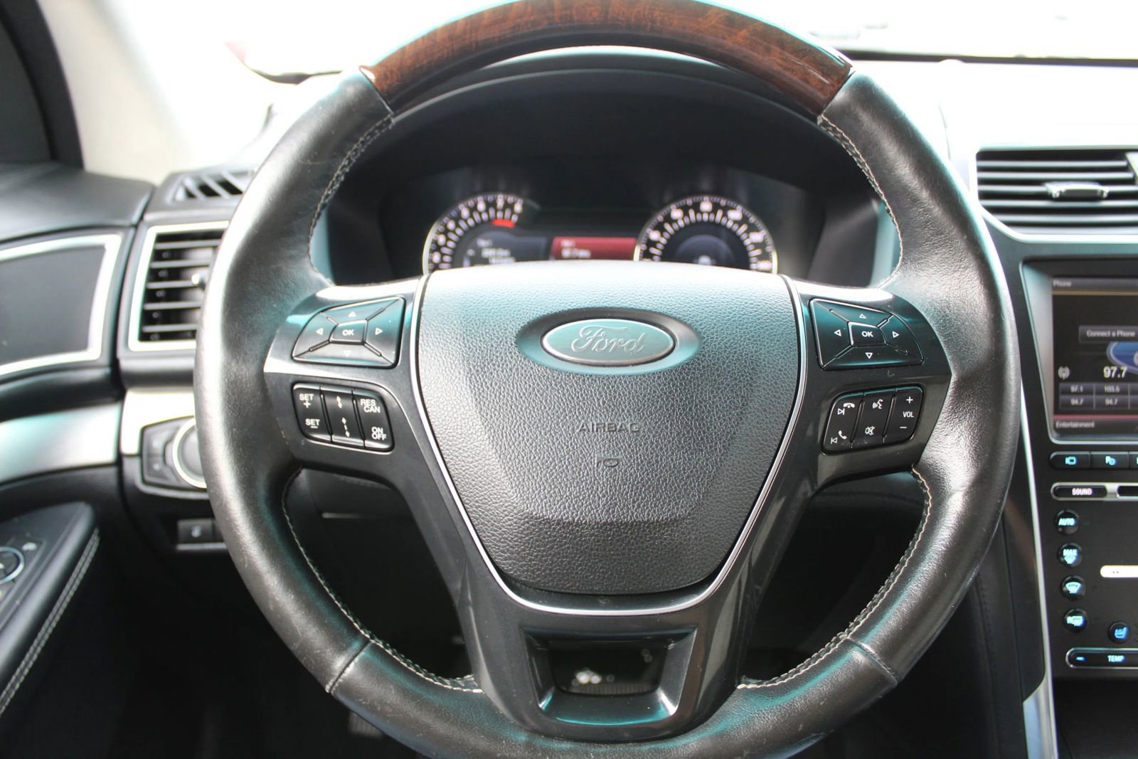 Used 2016 Ford Explorer Platinum AWD/4WD image 17