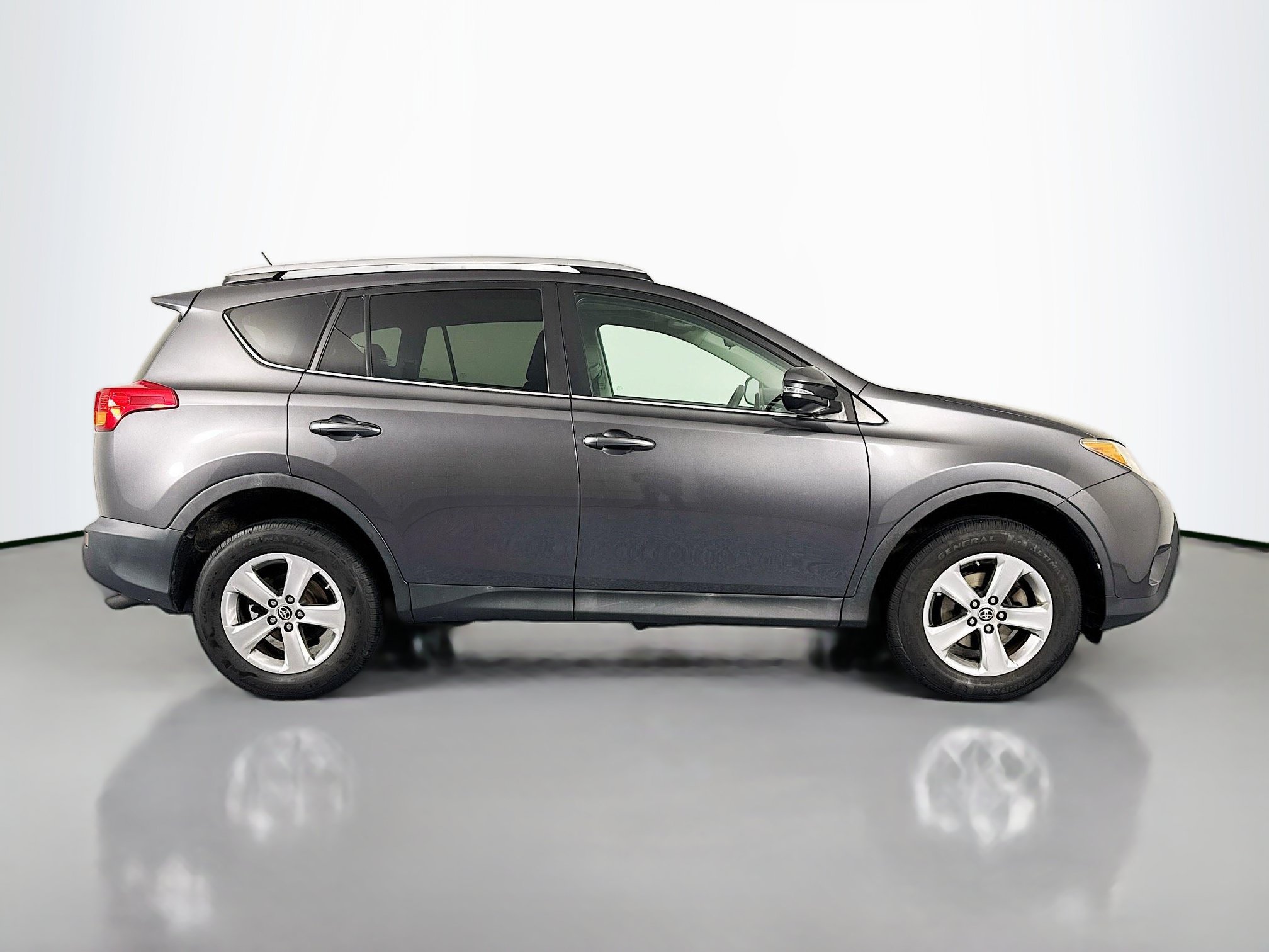 Used 2015 Toyota RAV4 XLE AWD/4WD image 4