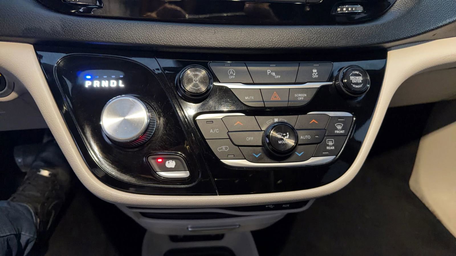 Used 2018 Chrysler Pacifica Touring-L image 25