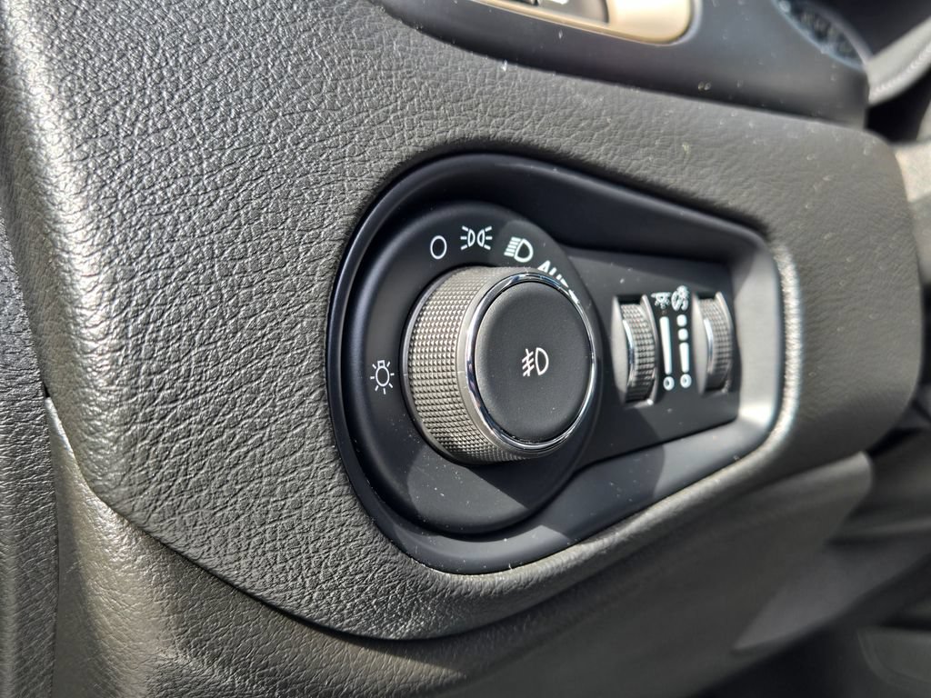 Used 2017 Jeep Renegade Latitude w/ Cold Weather Group AWD/4WD image 17