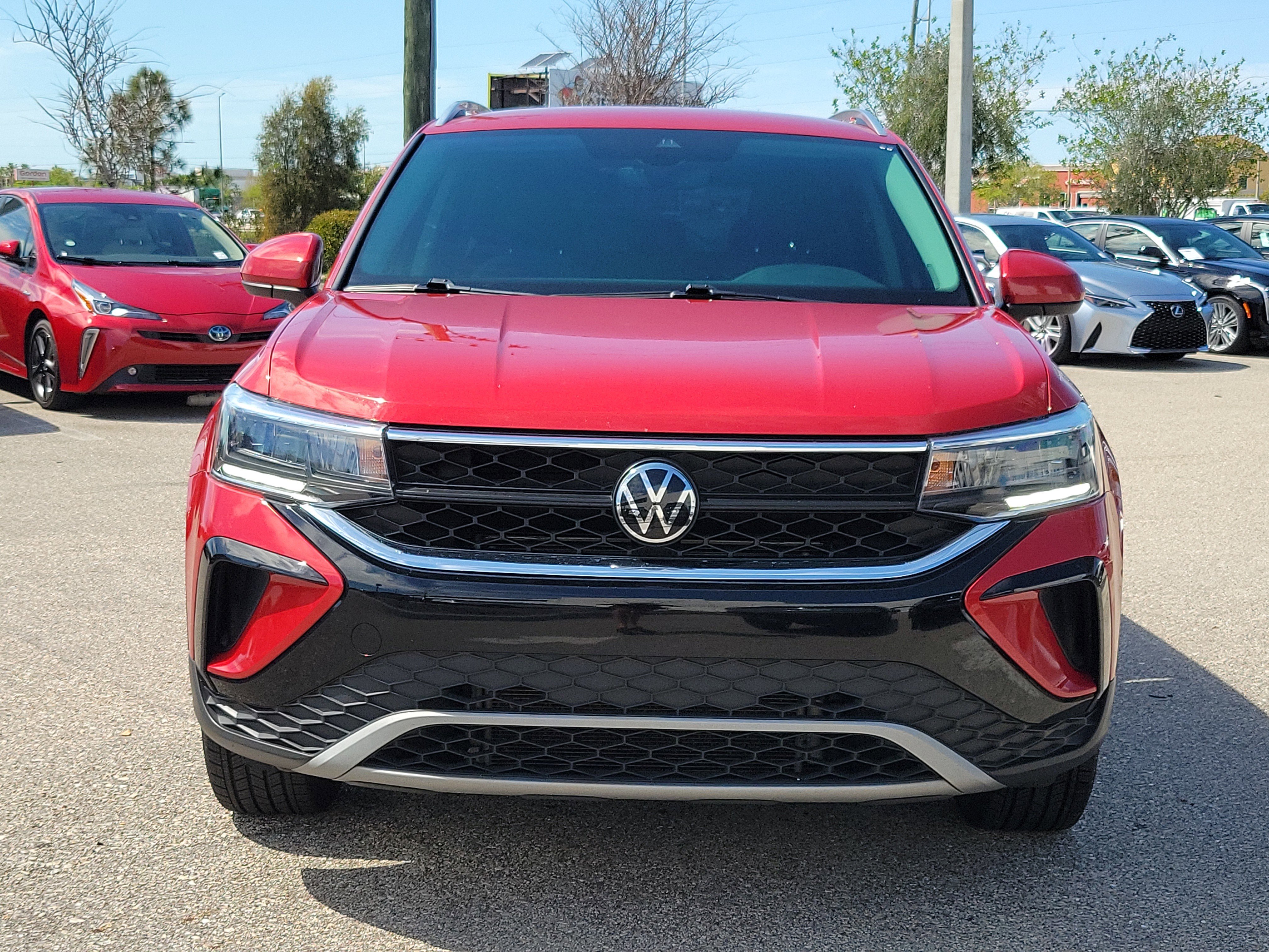 Used 2024 Volkswagen Taos SE FWD image 2