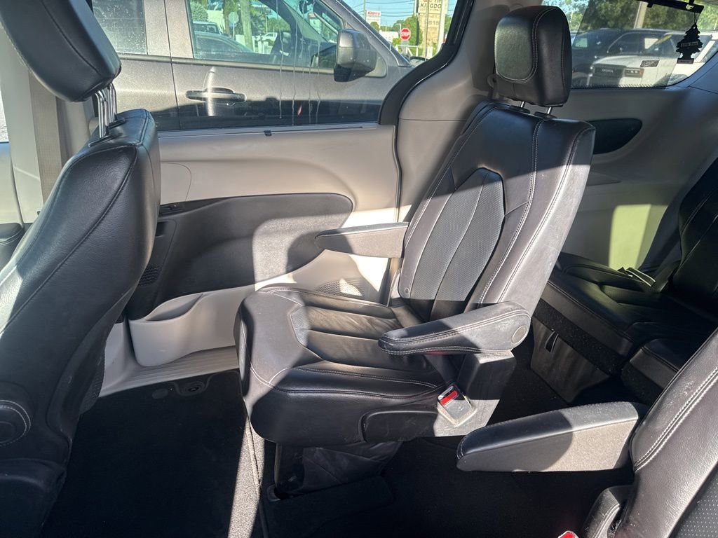 Used 2022 Chrysler Pacifica Touring-L FWD image 16