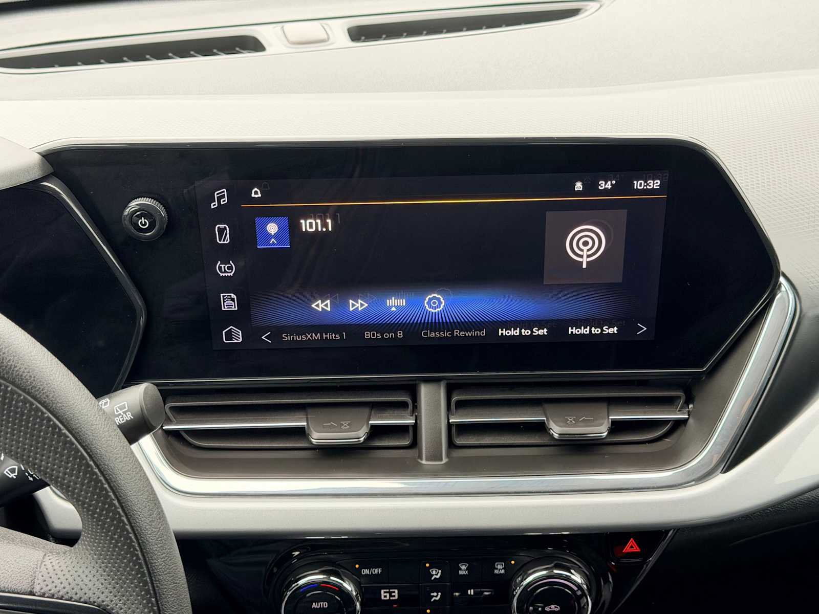 Used 2024 Chevrolet Trax LT image 28