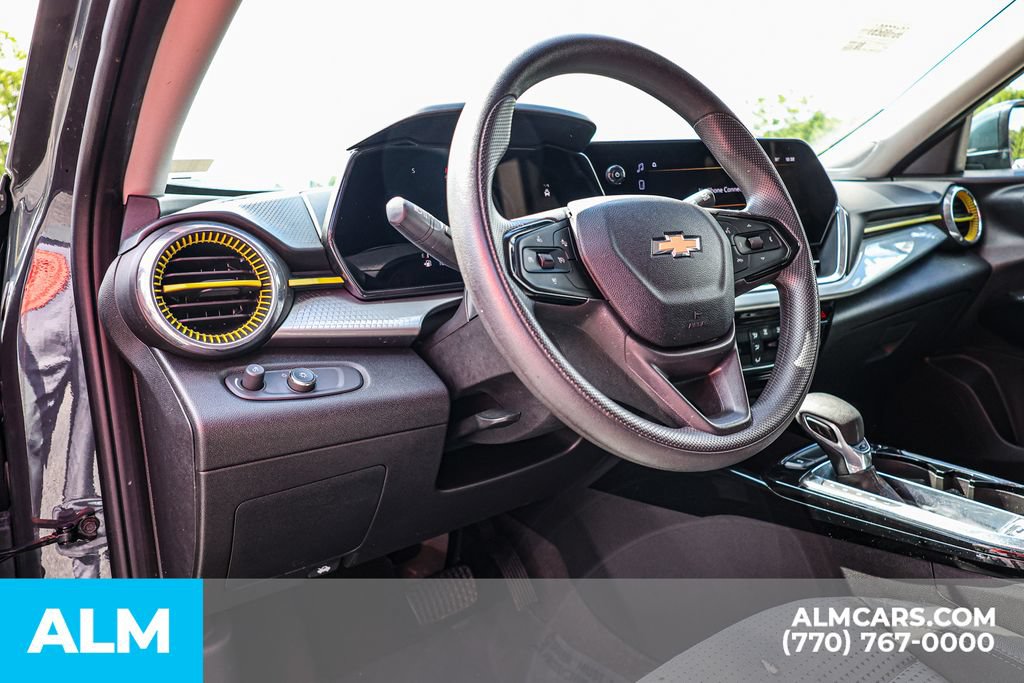 Used 2025 Chevrolet Trax LT FWD image 26