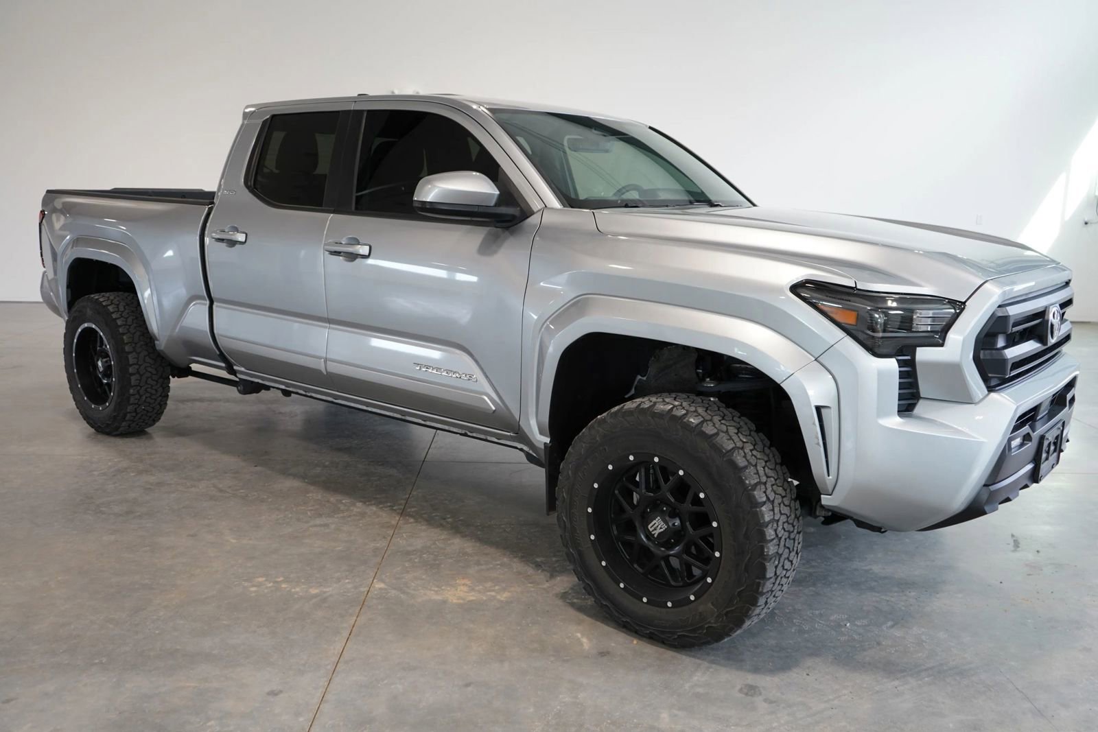 Used 2024 Toyota Tacoma SR5 AWD/4WD image 7