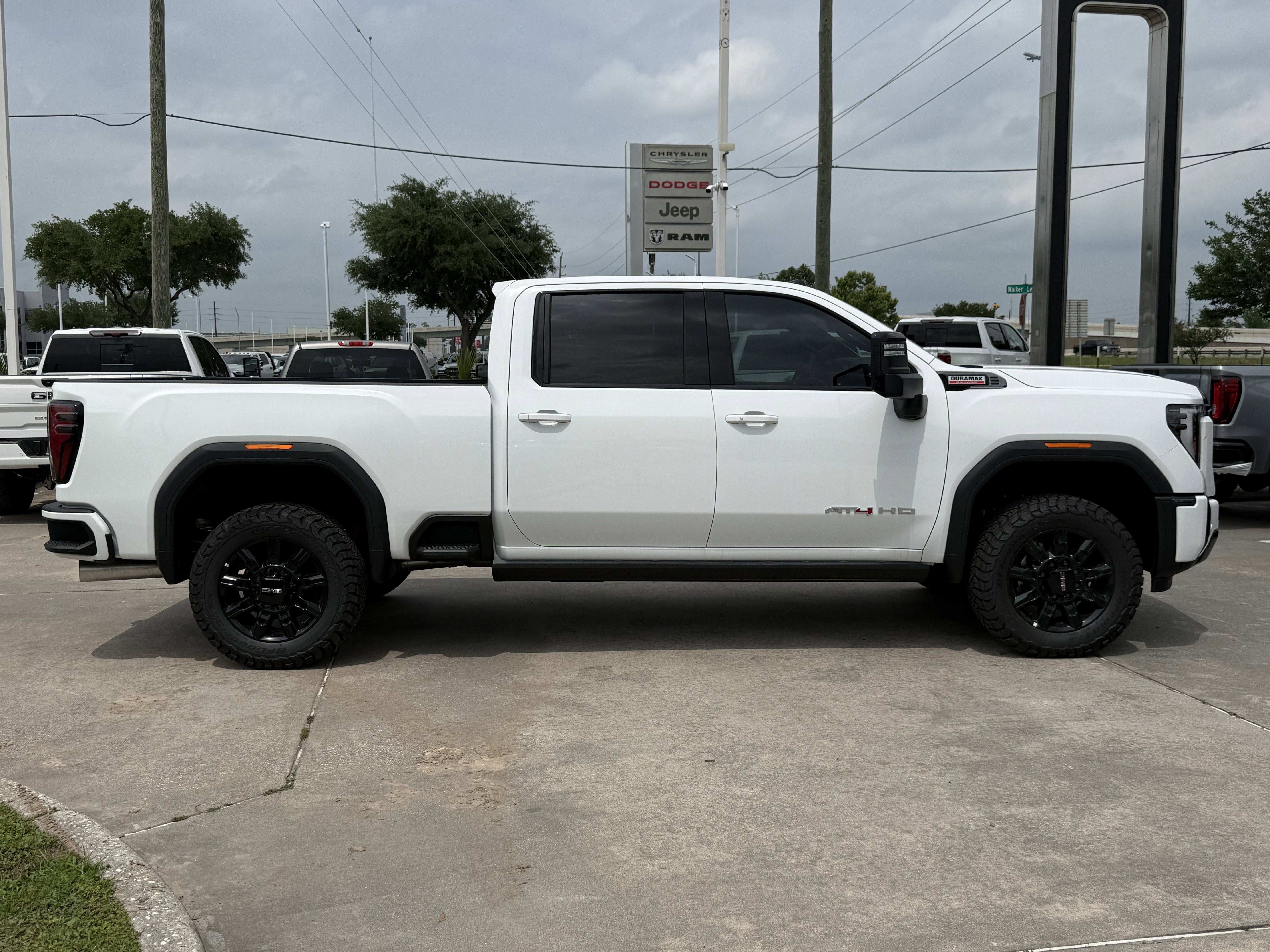 Used 2026 GMC Sierra 2500 AT4 w/ AT4 Premium Plus Package AWD/4WD image 3