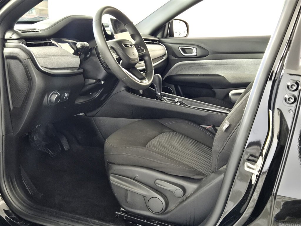 Used 2024 Jeep Compass Sport image 7