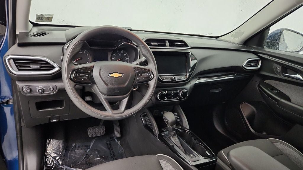 Used 2021 Chevrolet TrailBlazer LT w/ Convenience Package FWD image 12