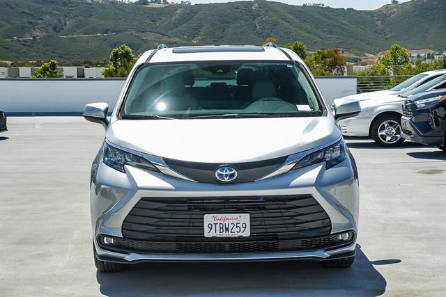 Used 2025 Toyota Sienna XLE w/ XLE Plus Package image 2