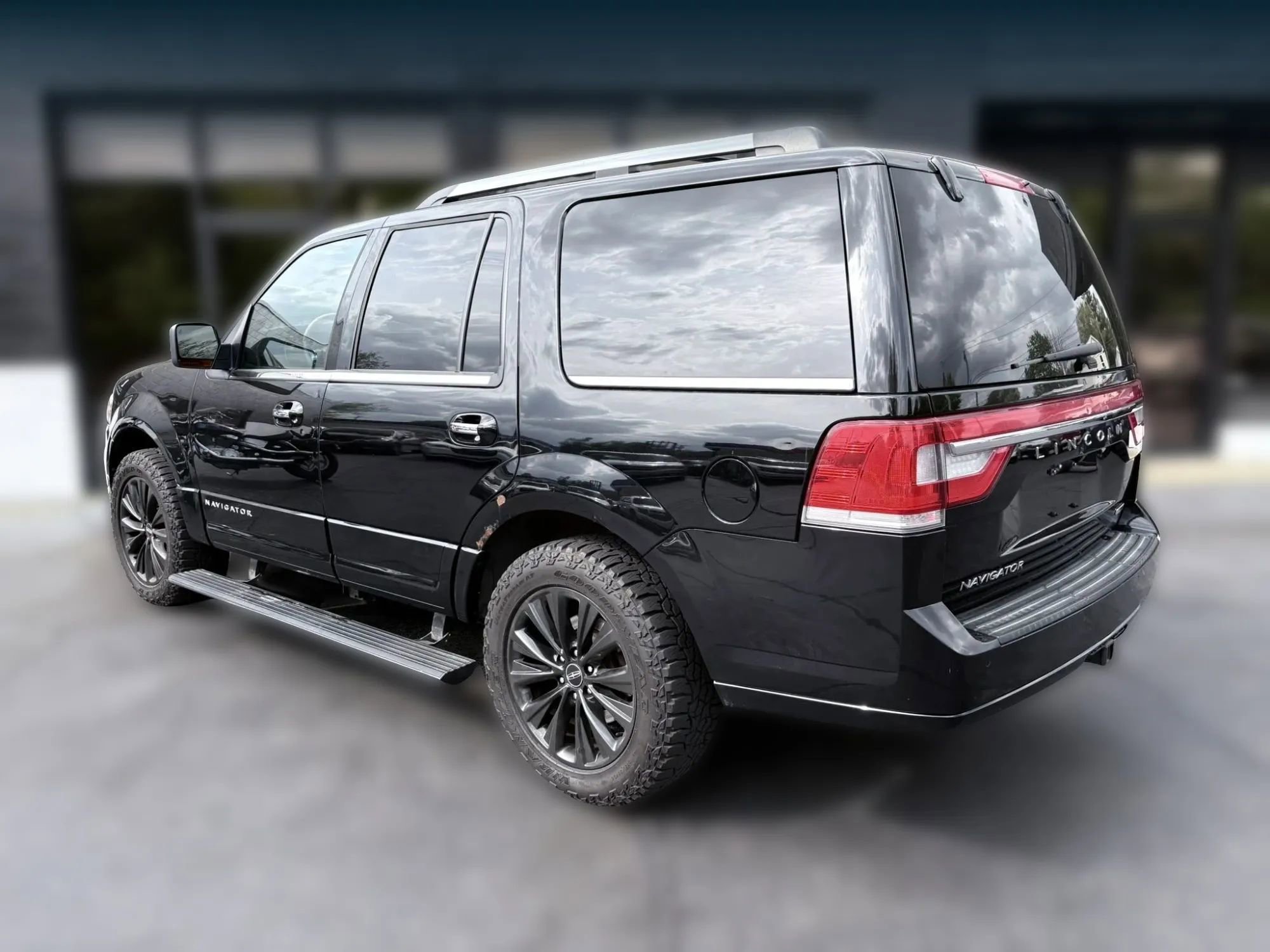 Used 2016 Lincoln Navigator Select image 3