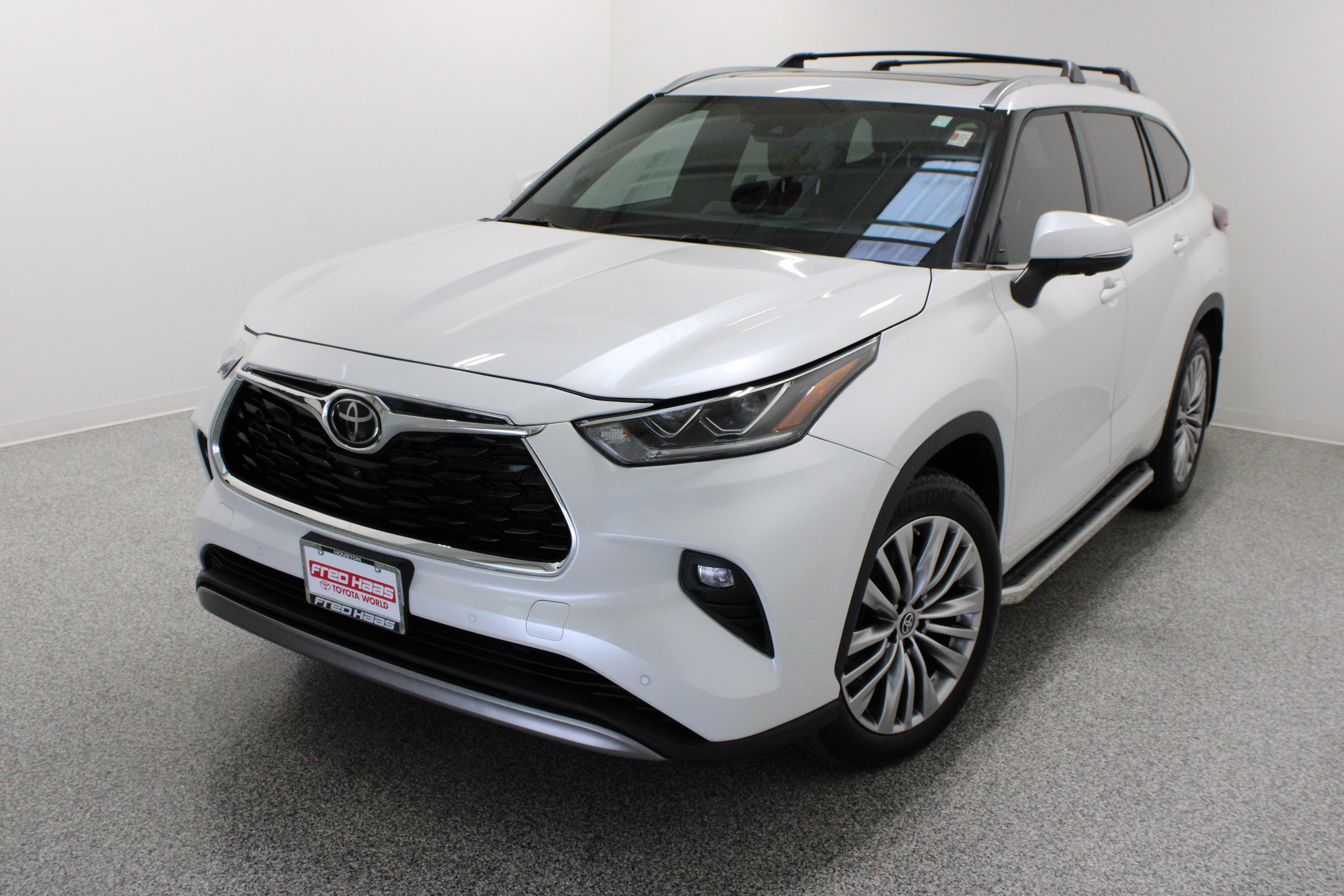 Used 2024 Toyota Highlander Platinum FWD image 2