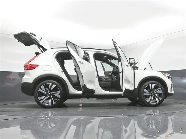 Used 2024 Volvo XC40 B5 Plus image 43