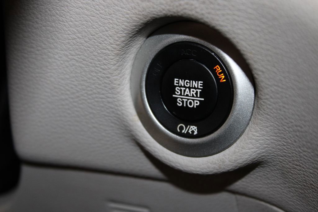 Used 2023 Chrysler Pacifica Limited FWD image 46