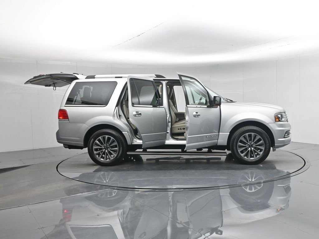 Used 2017 Lincoln Navigator Select image 4