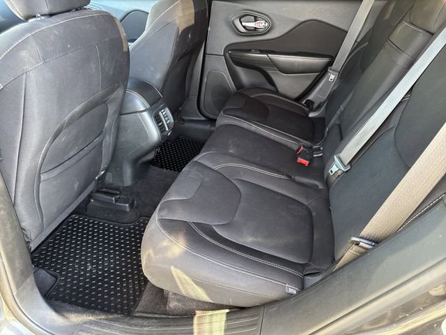Used 2016 Jeep Cherokee Latitude w/ Cold Weather Group image 9