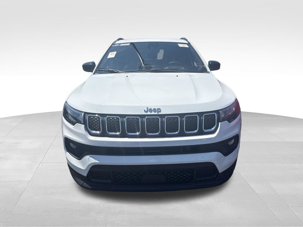 Used 2023 Jeep Compass Latitude w/ Sun and Sound Group AWD/4WD image 9