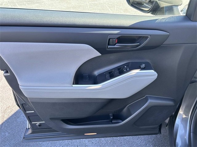 Used 2024 Toyota Highlander LE image 23