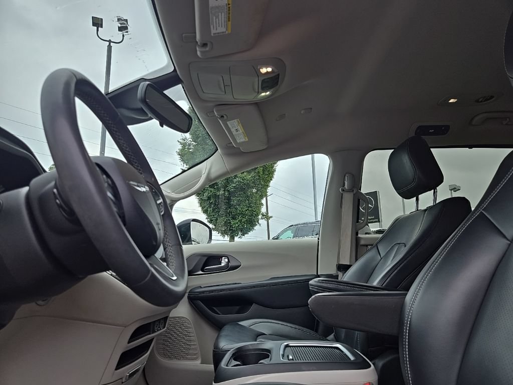 Used 2023 Chrysler Pacifica Touring-L FWD image 28