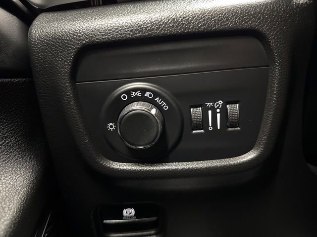 Used 2023 Jeep Grand Cherokee Altitude image 40
