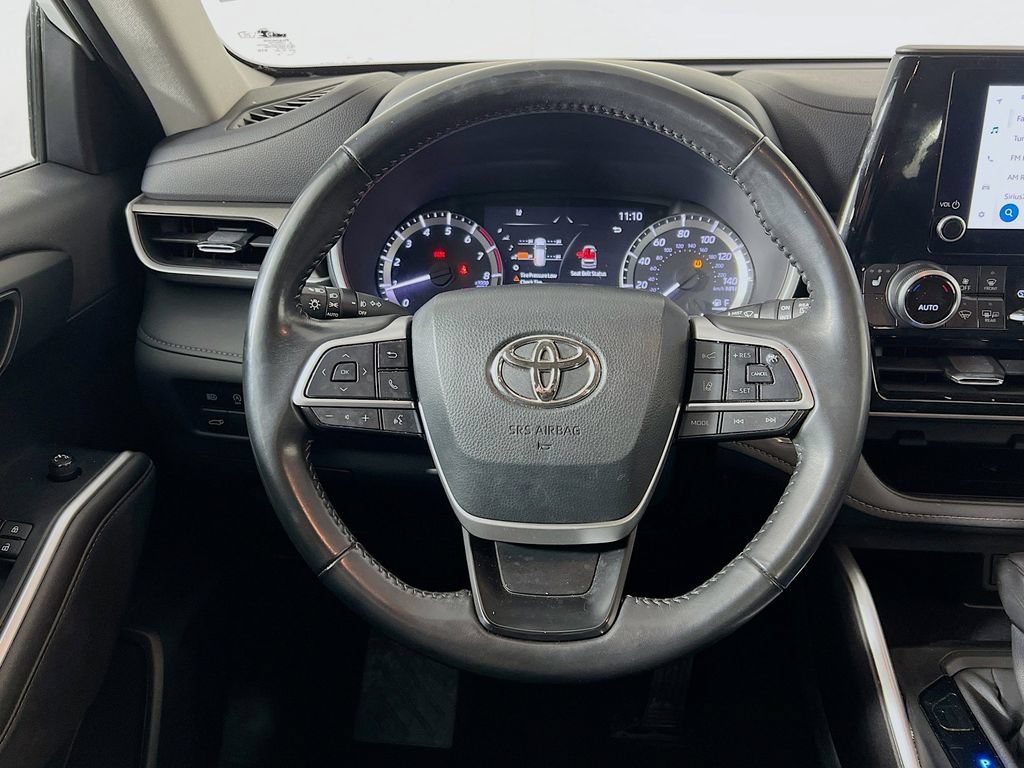 Used 2023 Toyota Highlander XLE AWD/4WD image 11