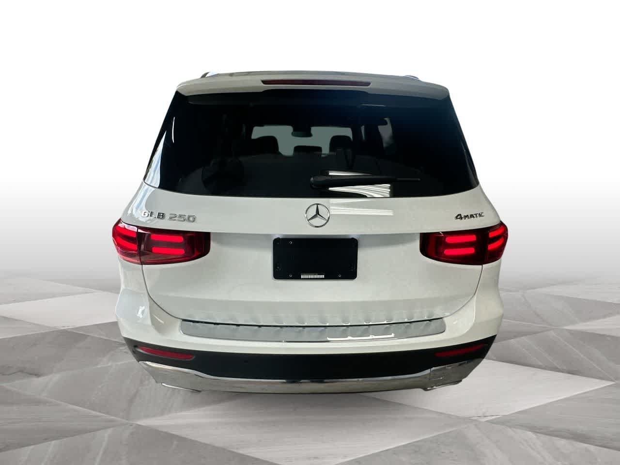Used 2025 Mercedes-Benz GLB 250 4MATIC w/ Exclusive Package image 7