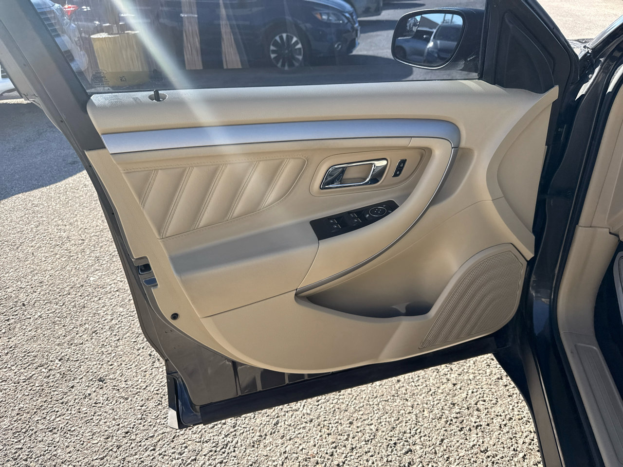 Used 2017 Ford Taurus SE image 12