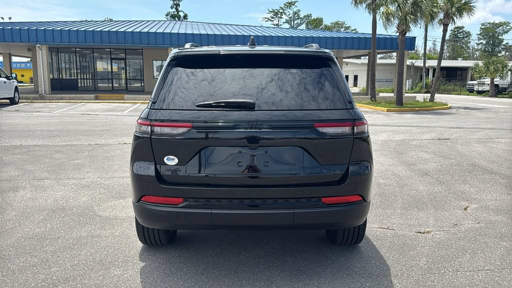 Used 2023 Jeep Grand Cherokee Altitude AWD/4WD image 5