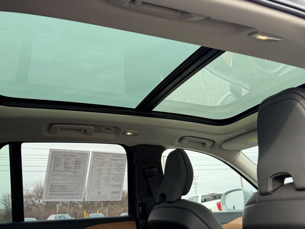Certified 2025 Volvo XC90 B6 Plus image 17