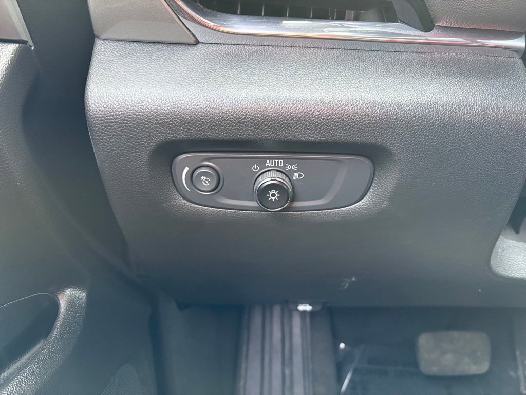 Used 2023 Chevrolet Traverse LT image 24