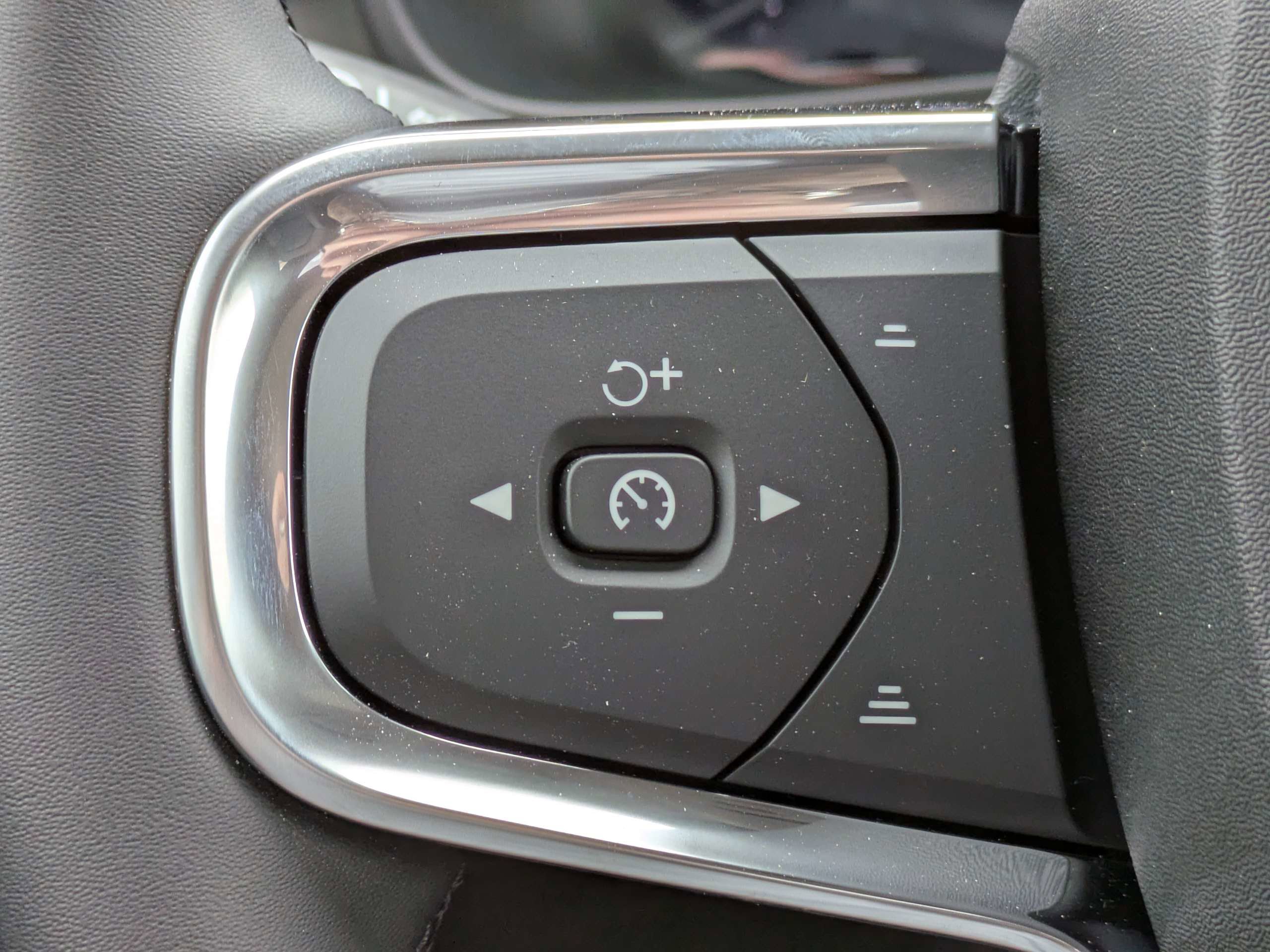 New 2026 Volvo XC40 B5 Ultra w/ Protection Package Premier image 28