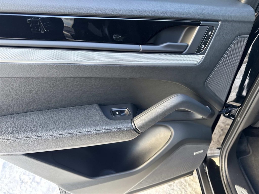 Used 2024 Porsche Cayenne Base image 11