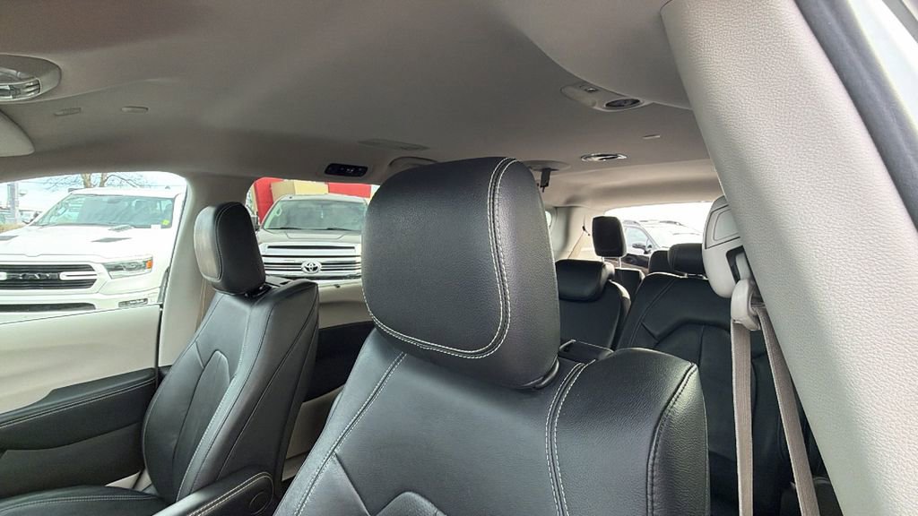 Used 2022 Chrysler Pacifica Touring-L w/ Uconnect Theater Family Group image 20
