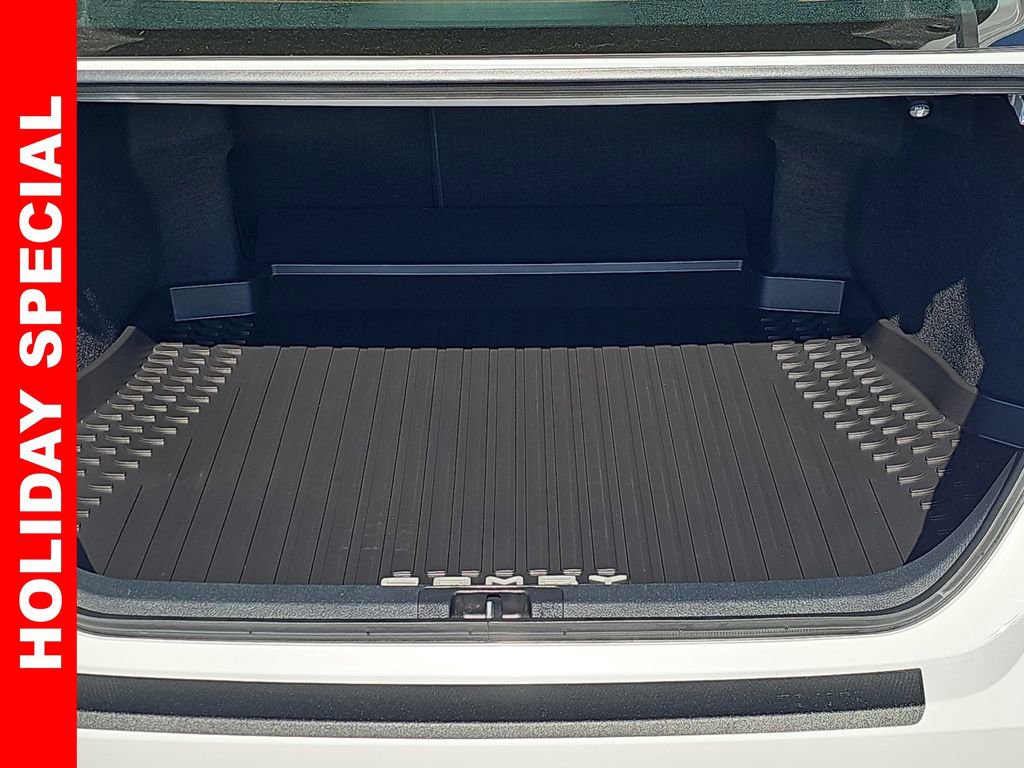 Used 2025 Toyota Camry SE image 12