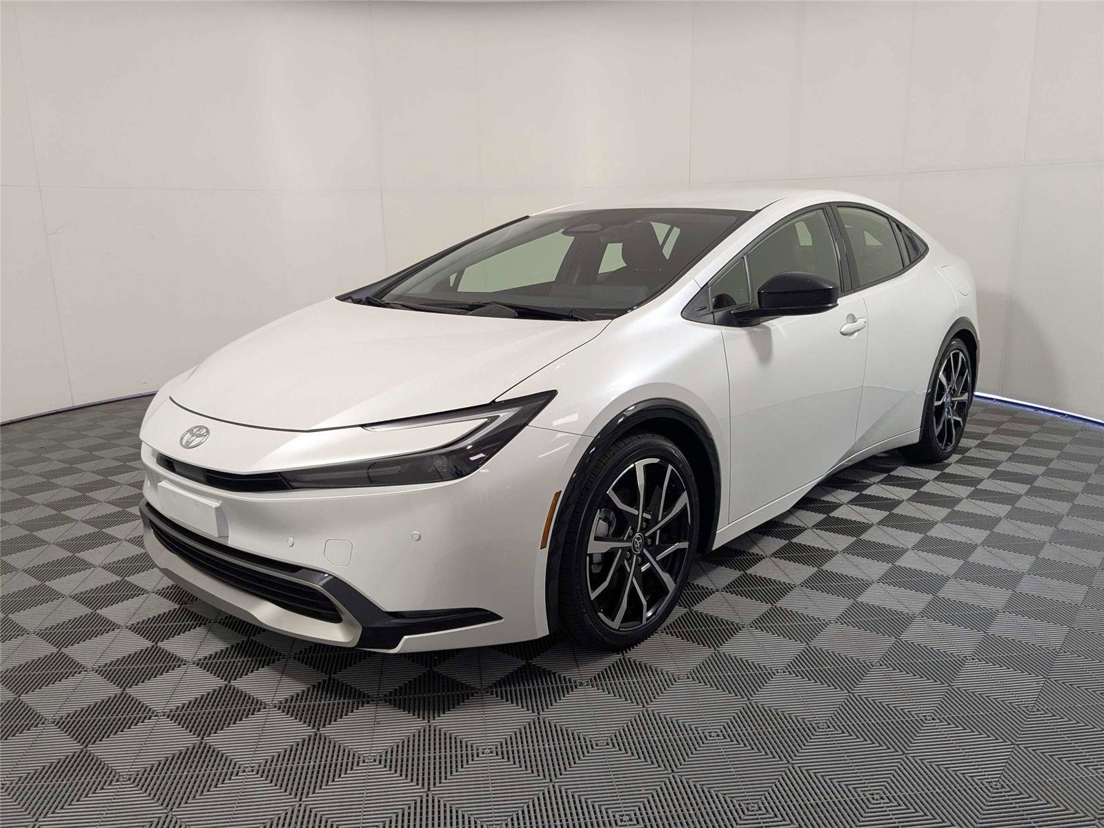 Used 2025 Toyota Prius Plug-In Hybrid image 2