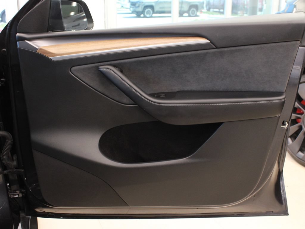 Used 2025 Tesla Model Y Long Range RWD image 14