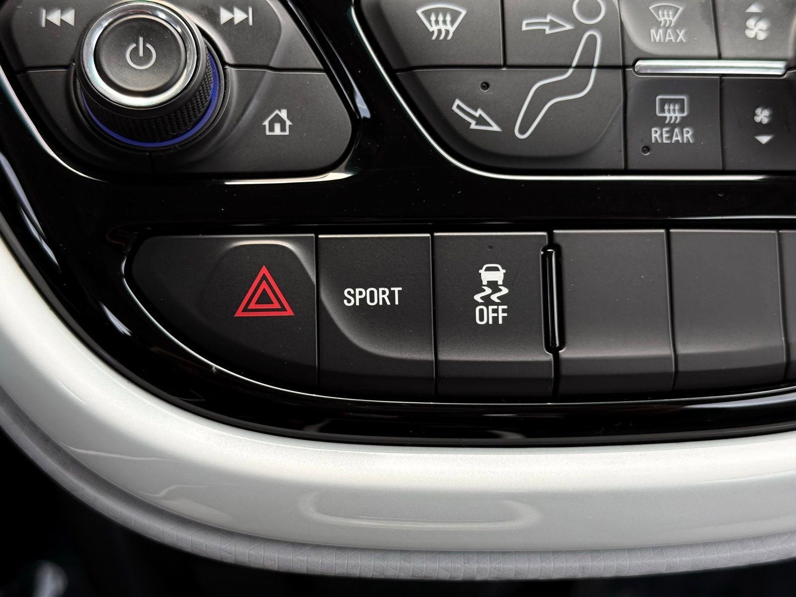 Used 2018 Chevrolet Bolt LT FWD image 38