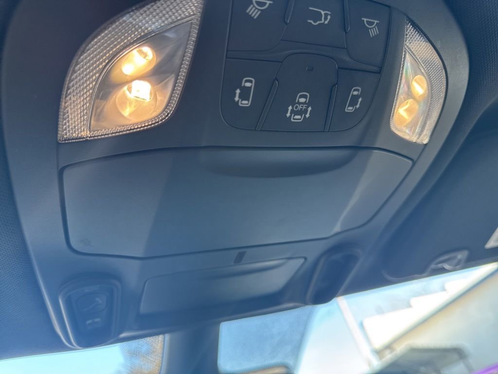 Used 2025 Chrysler Pacifica Limited image 28