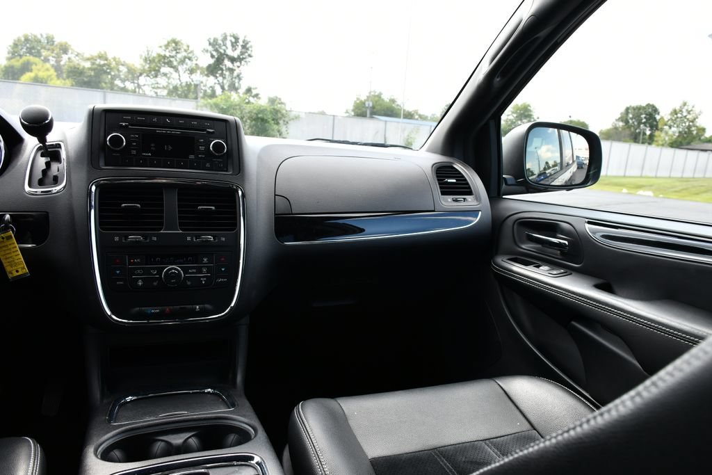 Used 2016 Dodge Grand Caravan SXT FWD image 18