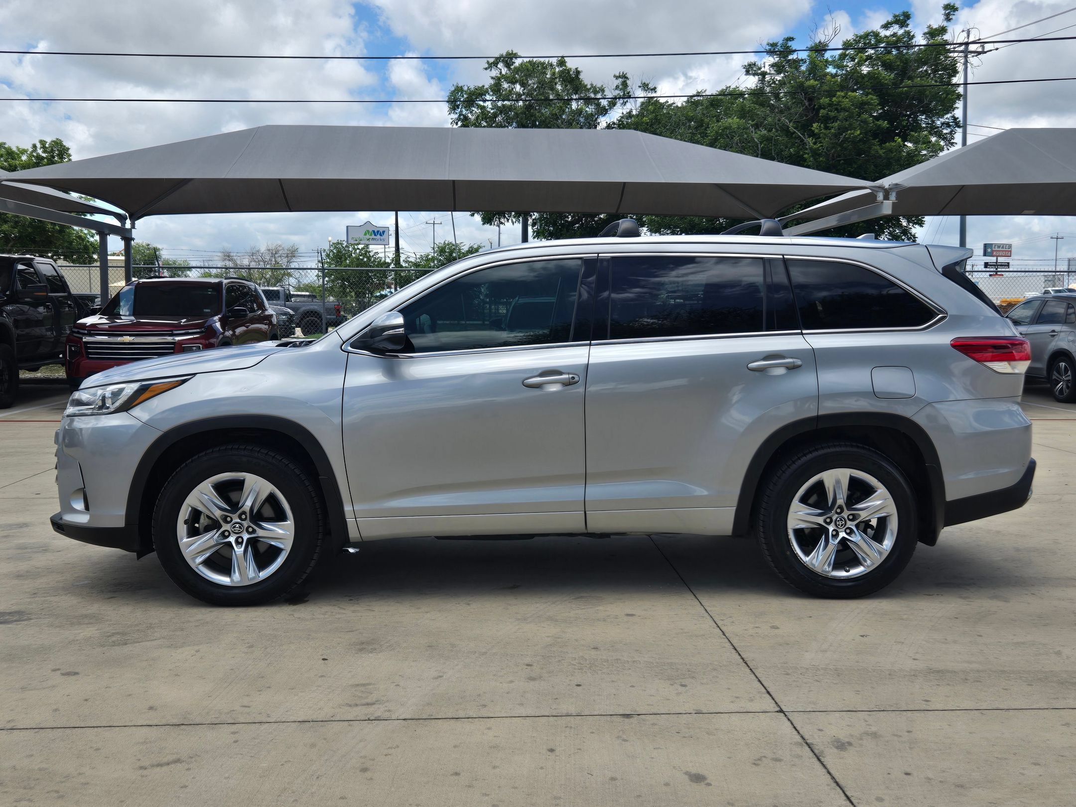 Used 2018 Toyota Highlander Limited w/ Carpet Mat Package (TMS) AWD/4WD image 4