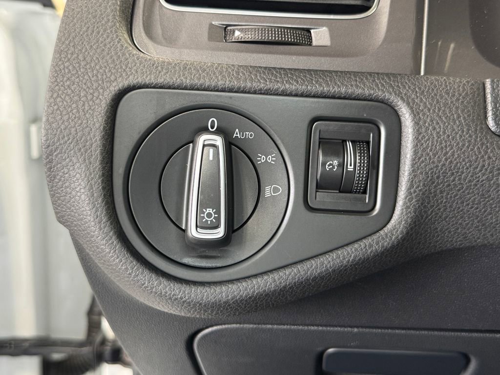 Used 2016 Volkswagen e-Golf SE w/ DC Fast Charging Package FWD image 16