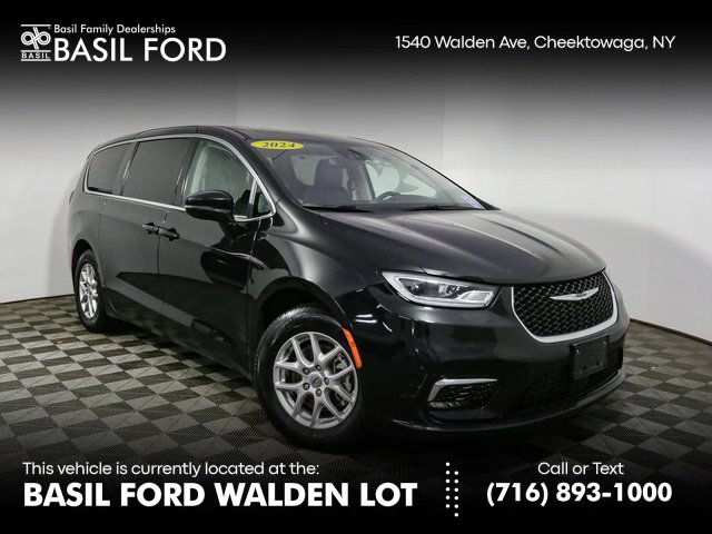 Used 2024 Chrysler Pacifica Touring-L image 1