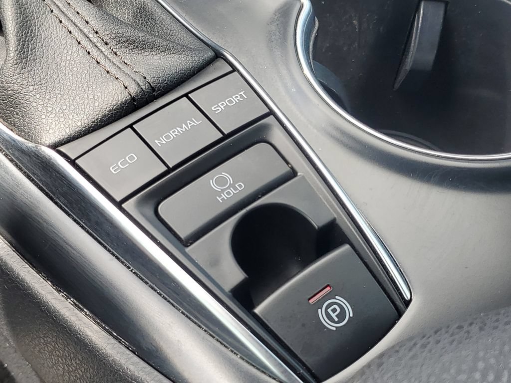 Used 2020 Toyota Camry XSE FWD image 31