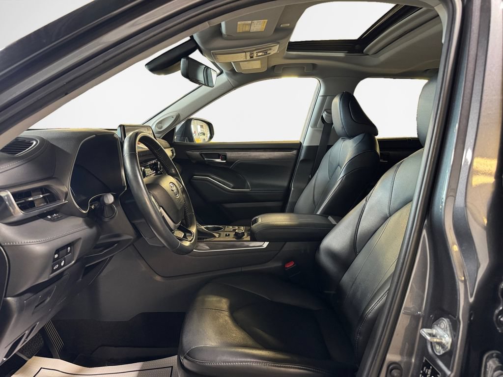 Used 2023 Toyota Highlander Limited AWD/4WD image 12