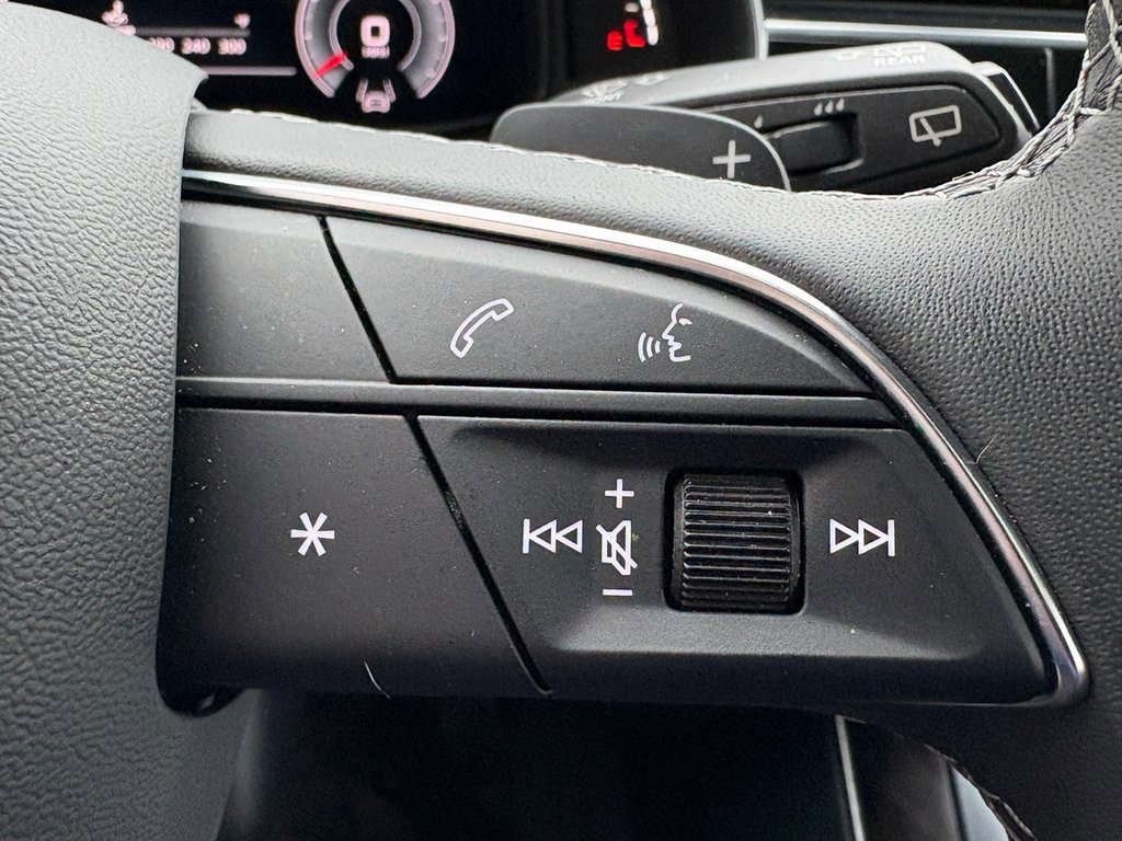 Used 2023 Audi Q8 Premium image 33