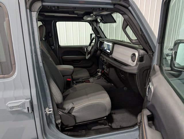 Used 2025 Jeep Wrangler Unlimited Sahara w/ Safety Group AWD/4WD image 27