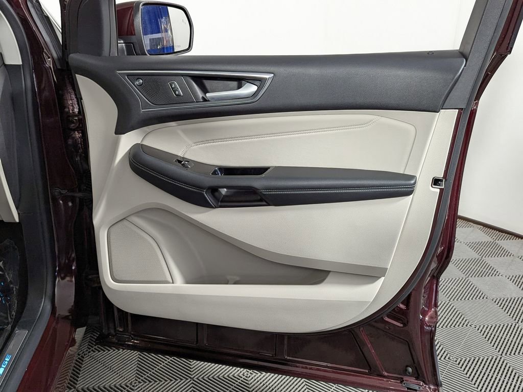 Used 2020 Ford Edge Titanium image 28