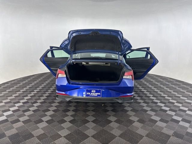 Used 2021 Hyundai Elantra SE image 17